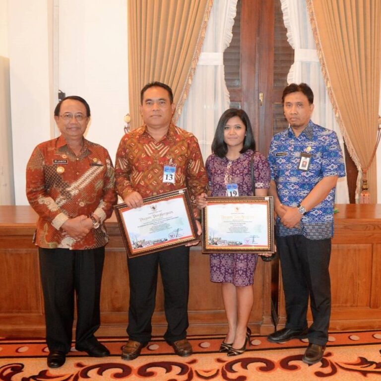 Penyerahan penghargaan Zero Accident K3 kepada Richo Refractory