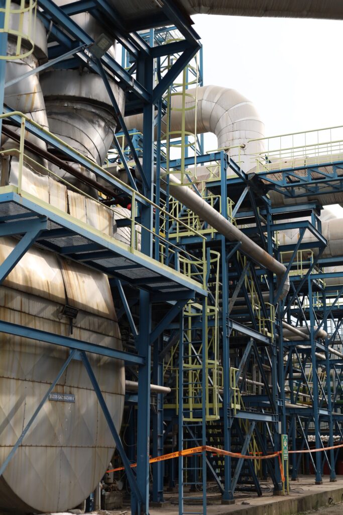 Konstruksi boiler industri dengan rangka baja dan ducting