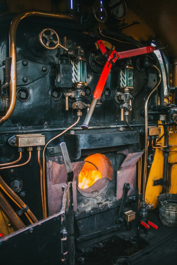 Ruang bakar (firebox) boiler dengan api menyala