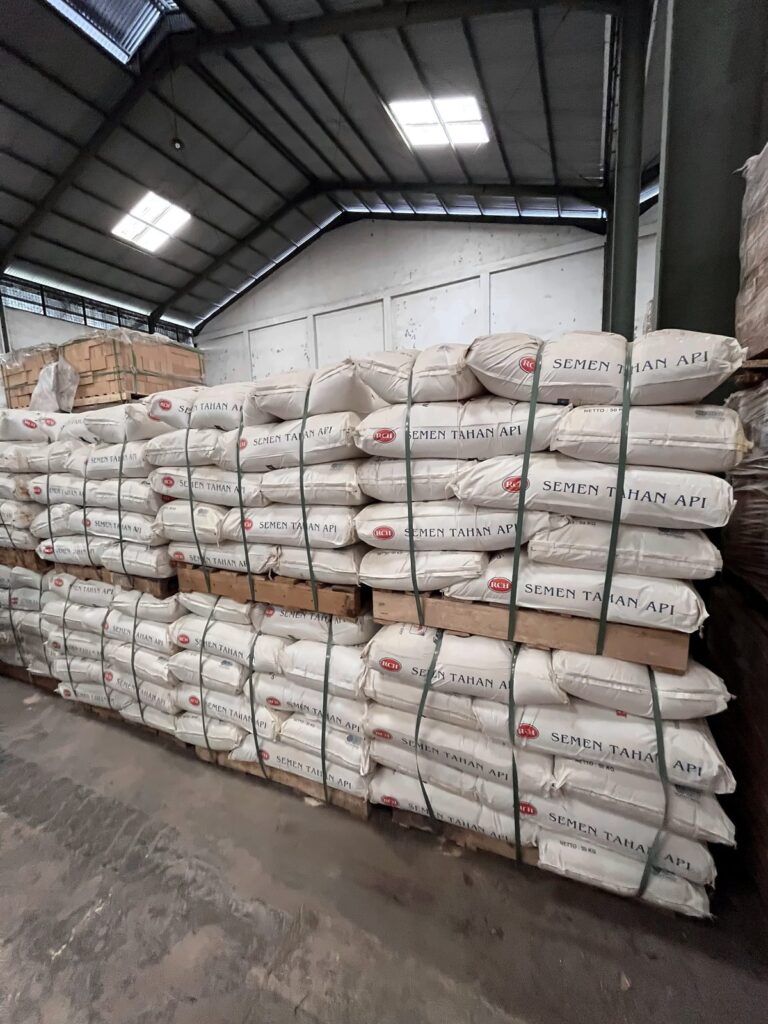 Stok castable dan mortar refractory di gudang