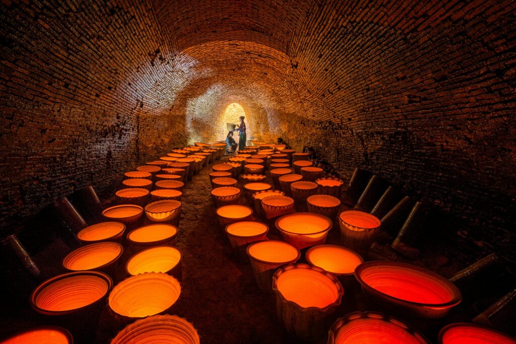 Kiln terowongan dengan produk keramik yang sedang dibakar