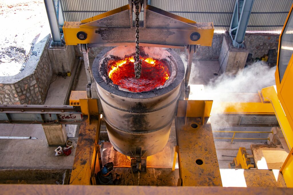 Ladle berisi logam cair di pabrik peleburan