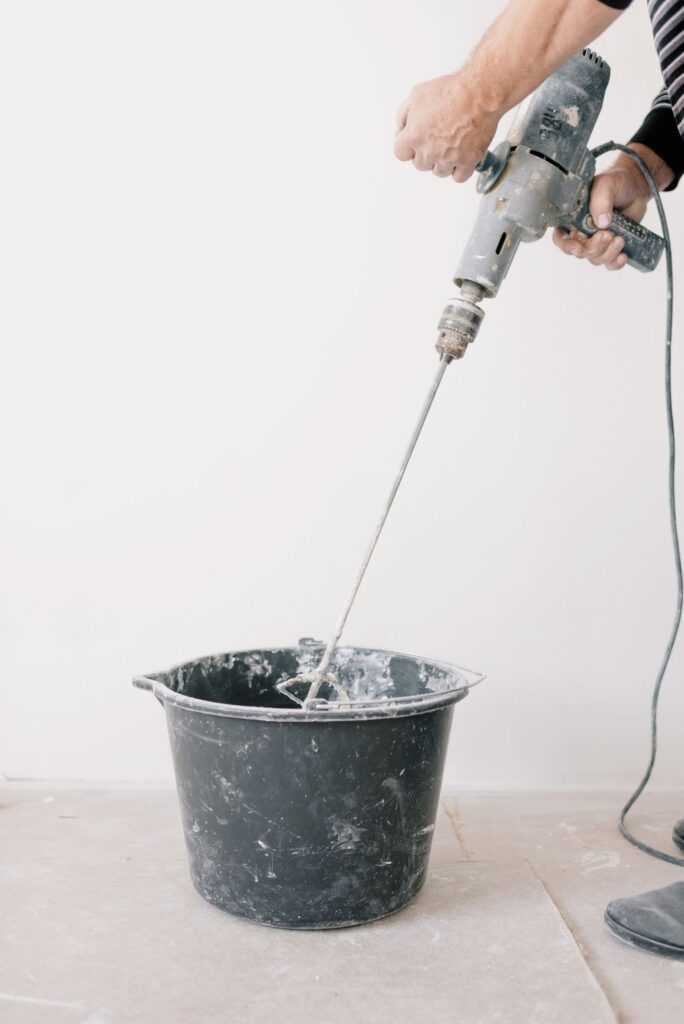 Mengaduk adukan dengan mixer dan takaran air yang pas