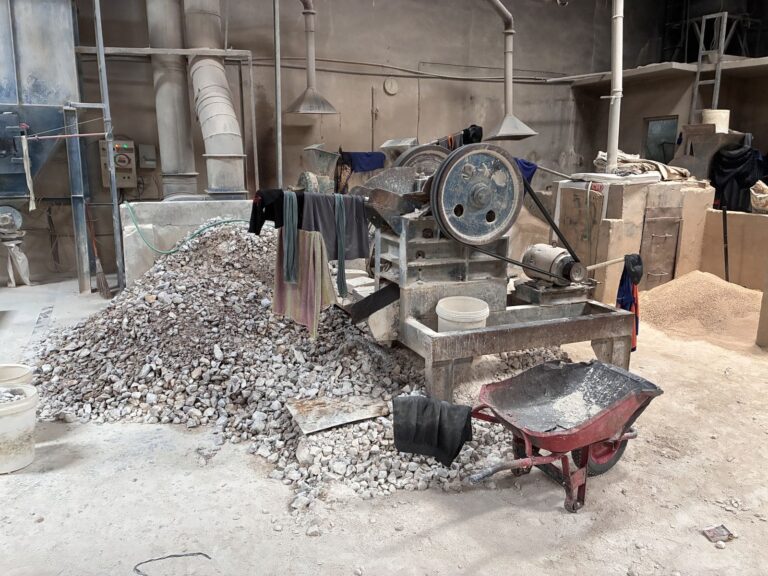 Mesin crusher pengolah bahan baku refractory