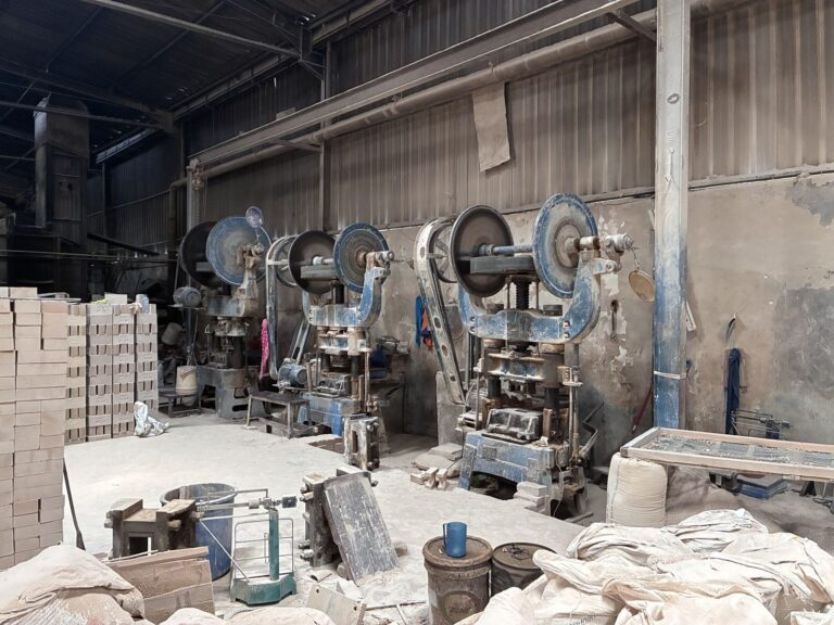 Mesin press pencetak fire brick di pabrik Richo Refractory
