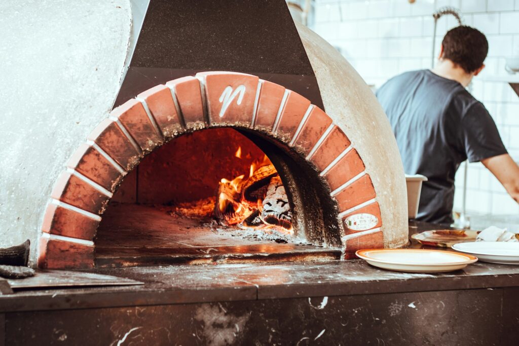 Oven pizza dari bata dengan api kayu