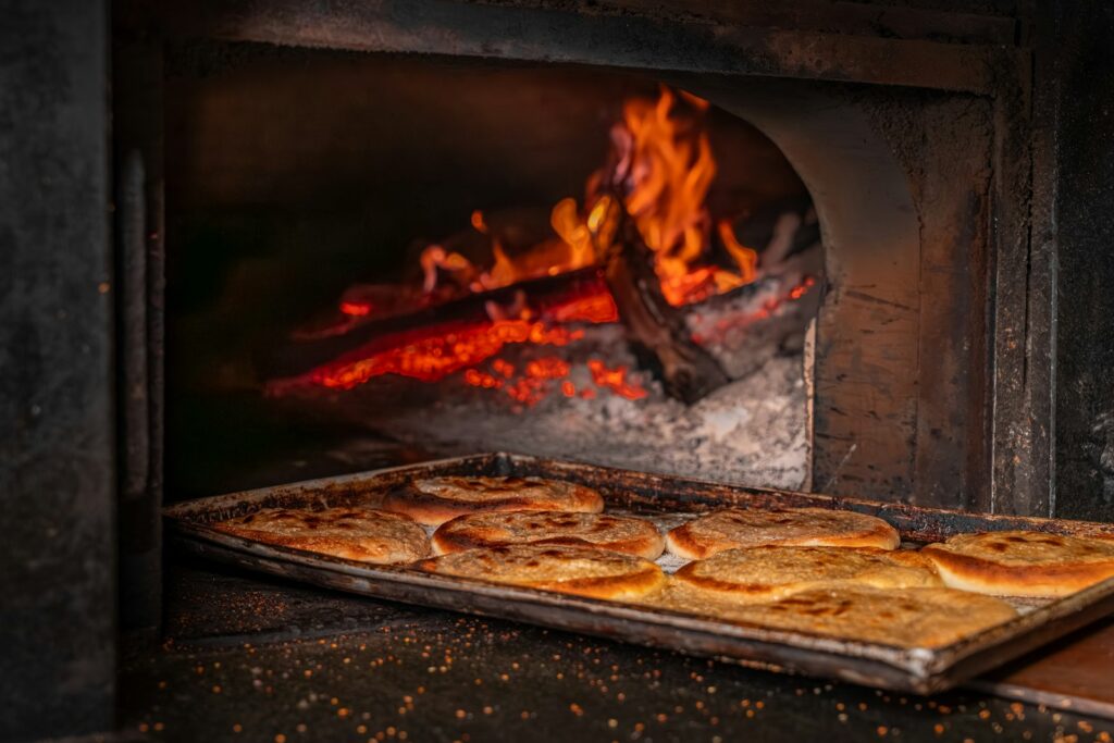 Roti dipanggang di dalam oven tungku kayu