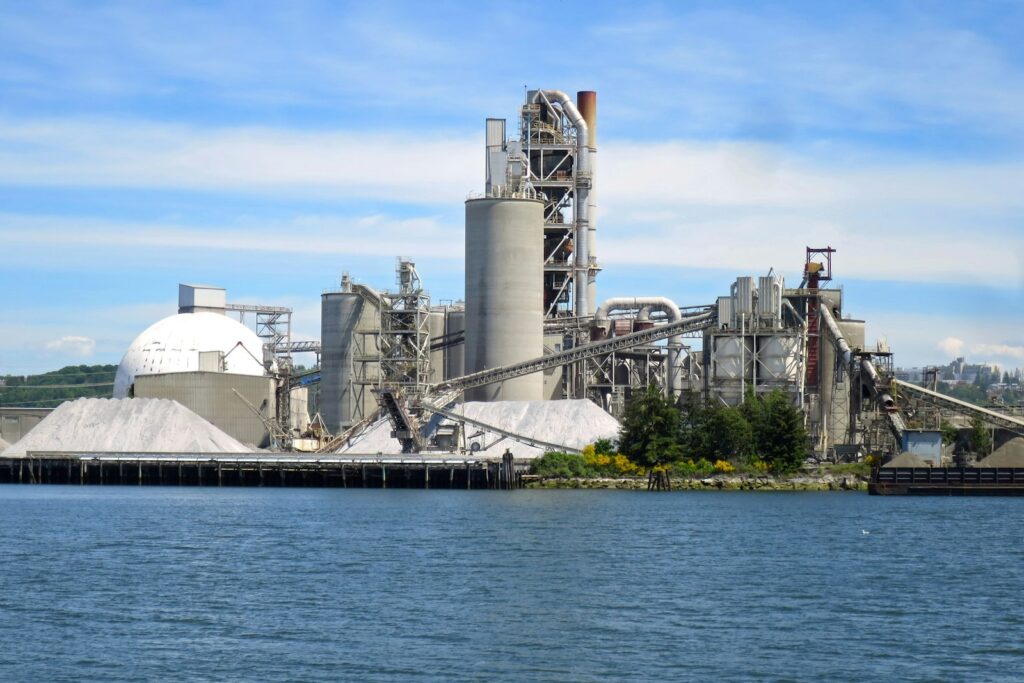 Pabrik semen dengan silo dan menara preheater