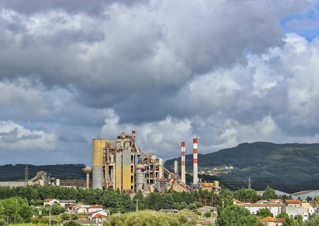 Pabrik semen tempat rotary kiln beroperasi