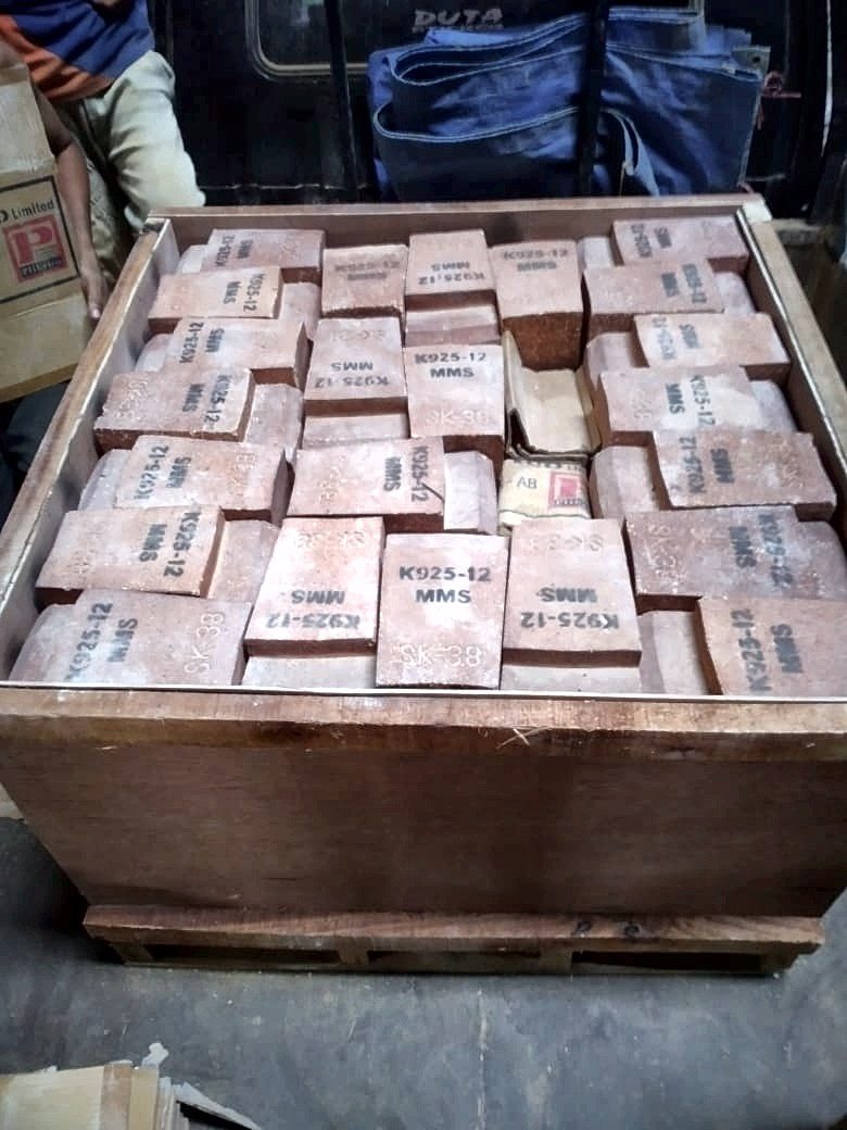 Bata tahan api dikemas dalam peti kayu