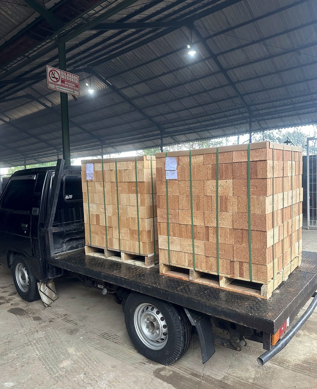 Pengiriman palet fire brick dengan pickup