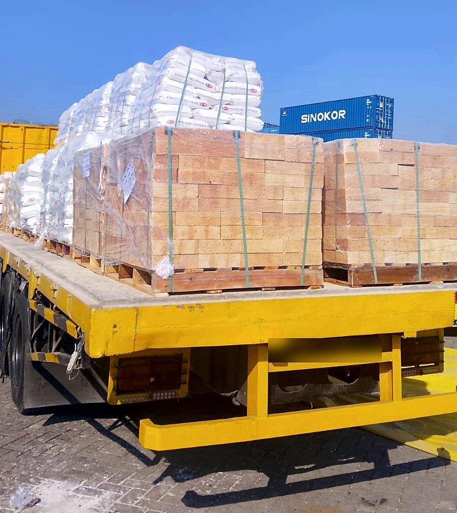 Pengiriman fire brick dan castable dengan truk trailer