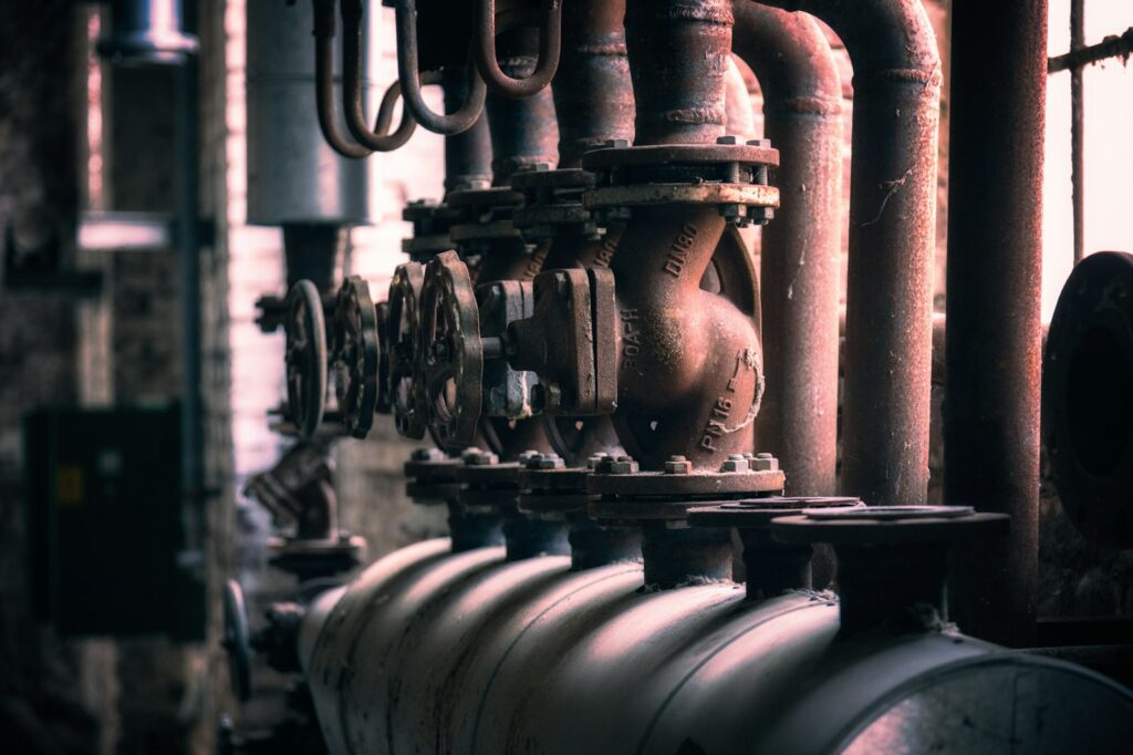 Jaringan pipa dan valve di ruang heater industri