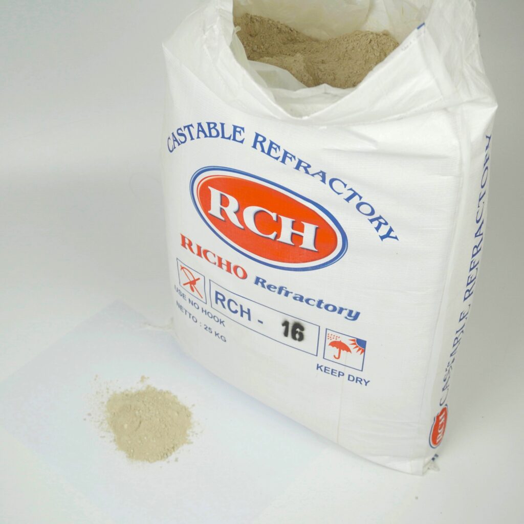 Sak castable refractory RCH 25 kg terbuka berisi bubuk castable