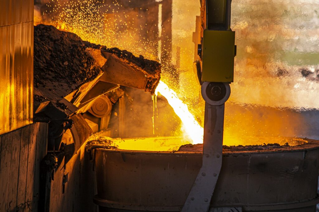 Logam cair dituang dari tungku smelter ke ladle