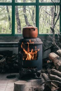 Tungku kayu kecil dengan api menyala untuk memasak