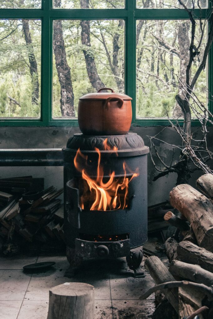 Tungku kayu kecil dengan api menyala untuk memasak